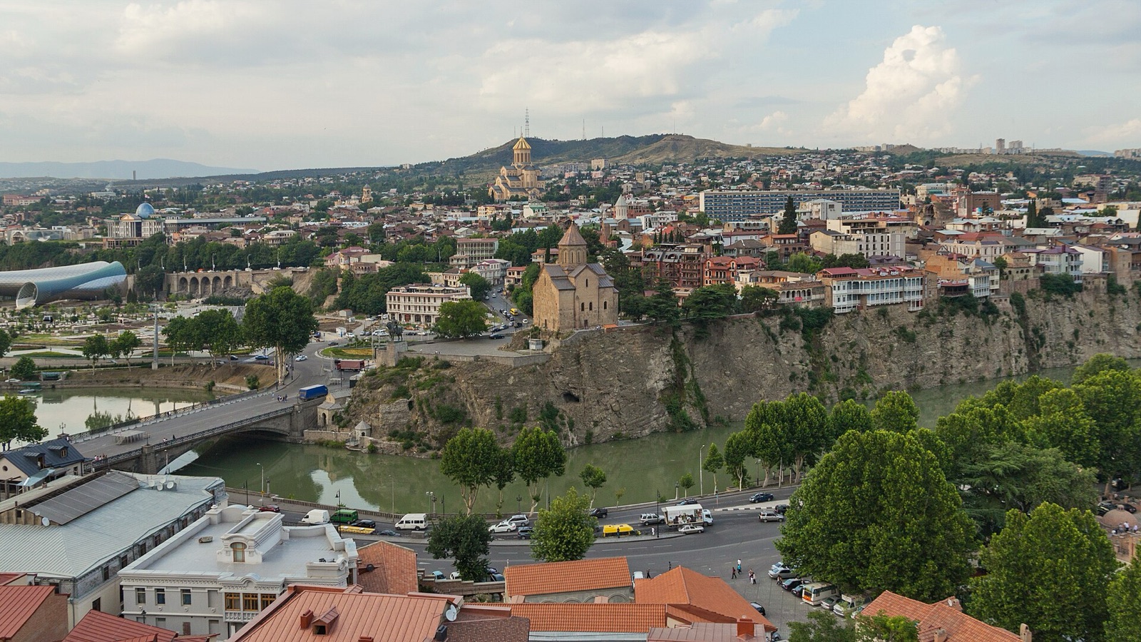 Výhled na Tbilisi a řeku Mtkvari z pevnosti Narikala