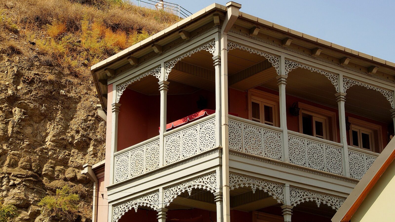Tradiční vyřezávaný dřevěný balkon v Tbilisi, Gruzie