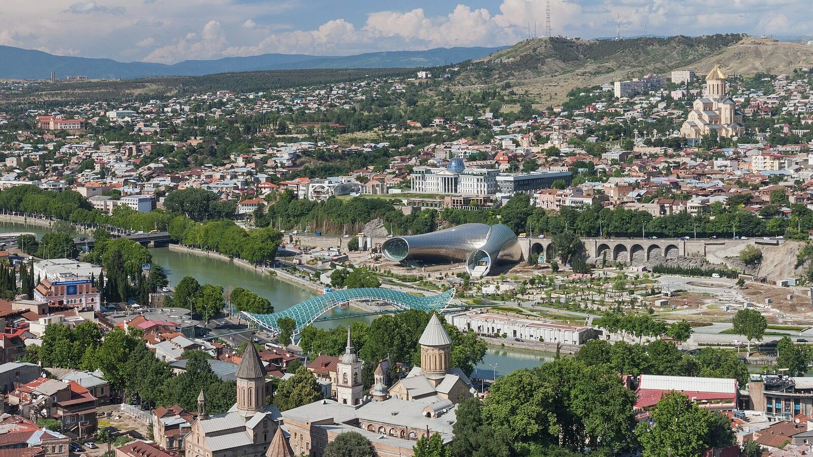 Panorama Tbilisi z pevnosti Narikala s řekou Kurou