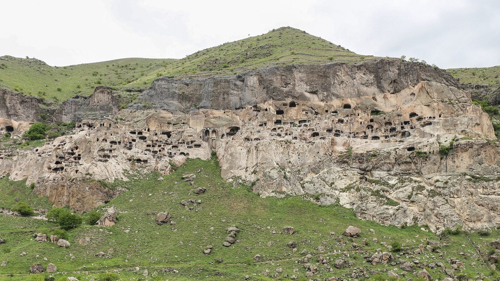 Jeskynní klášter Vardzia vytesaný do skály, Gruzie