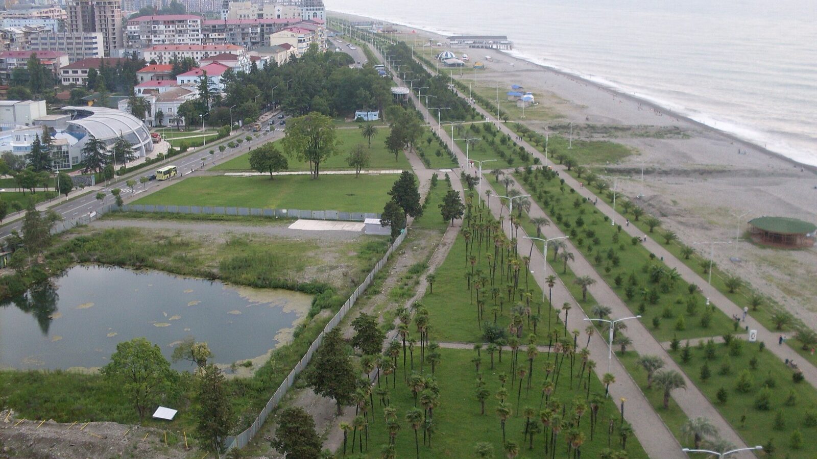 Pobřežní bulvár a pláž v Batumi, Gruzie